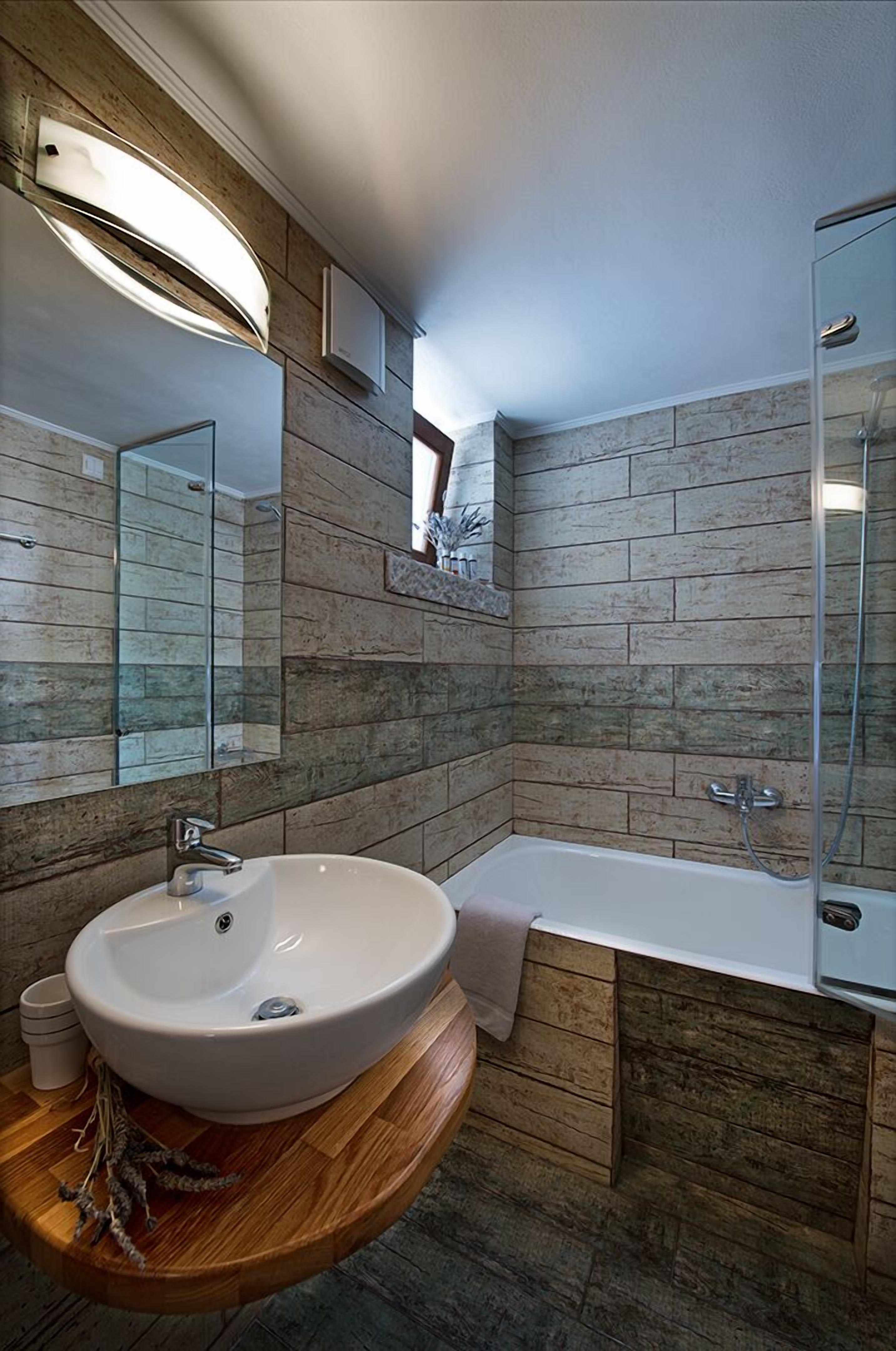 deluxe double room, balcony, sea view | bathroom | shower, rainfall showerhead, free toiletries, hair dryer