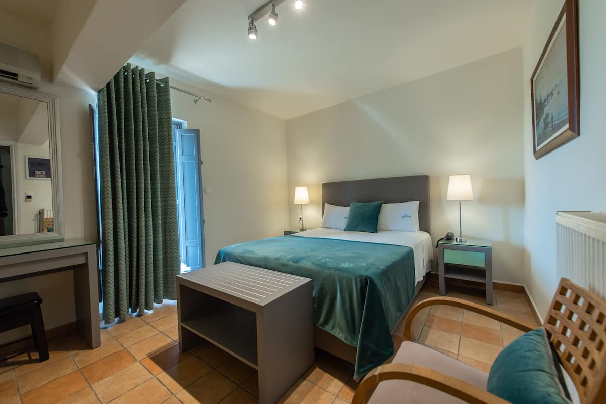 Standaard kamer, gedeeltelijk uitzicht op zee | 1 slaapkamer, een kluis op de kamer, een bureau