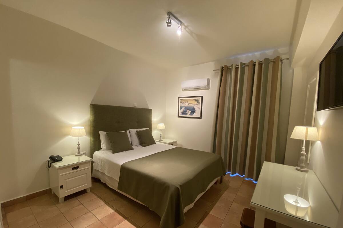 Eco Room | Caja de seguridad en la habitación y escritorio