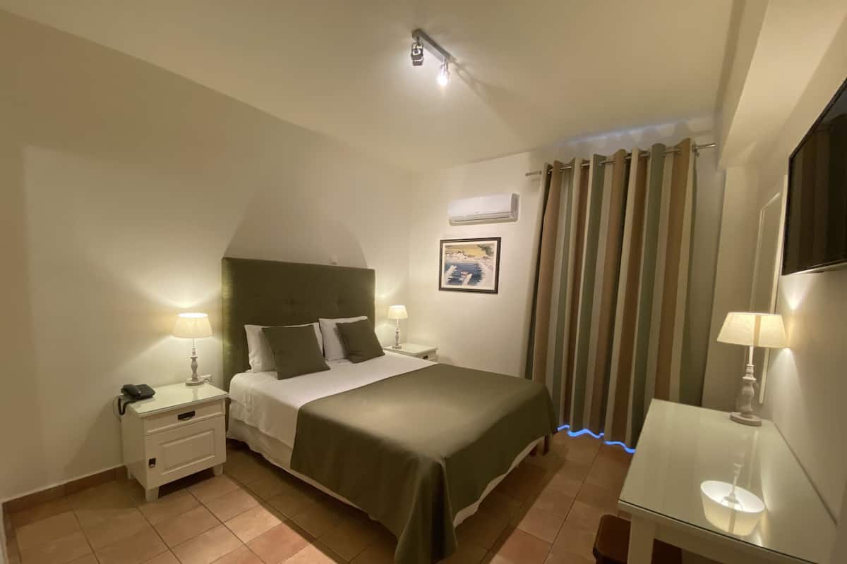 Eco Room | 1 slaapkamer, een kluis op de kamer, een bureau