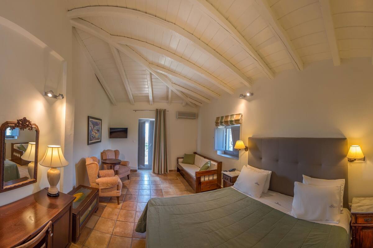 Habitación Deluxe | Caja de seguridad en la habitación y escritorio