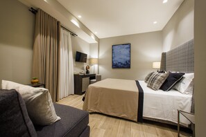 Junior Suite | ตู้นิรภัยในห้องพัก, โต๊ะทำงาน, เตารีด/โต๊ะรีดผ้า, Wi-Fi ฟรี