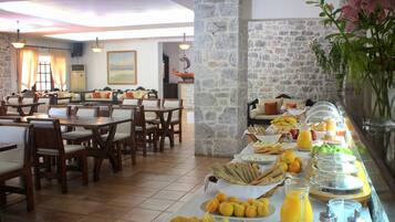 Desayuno buffet (EUR 8 por persona)