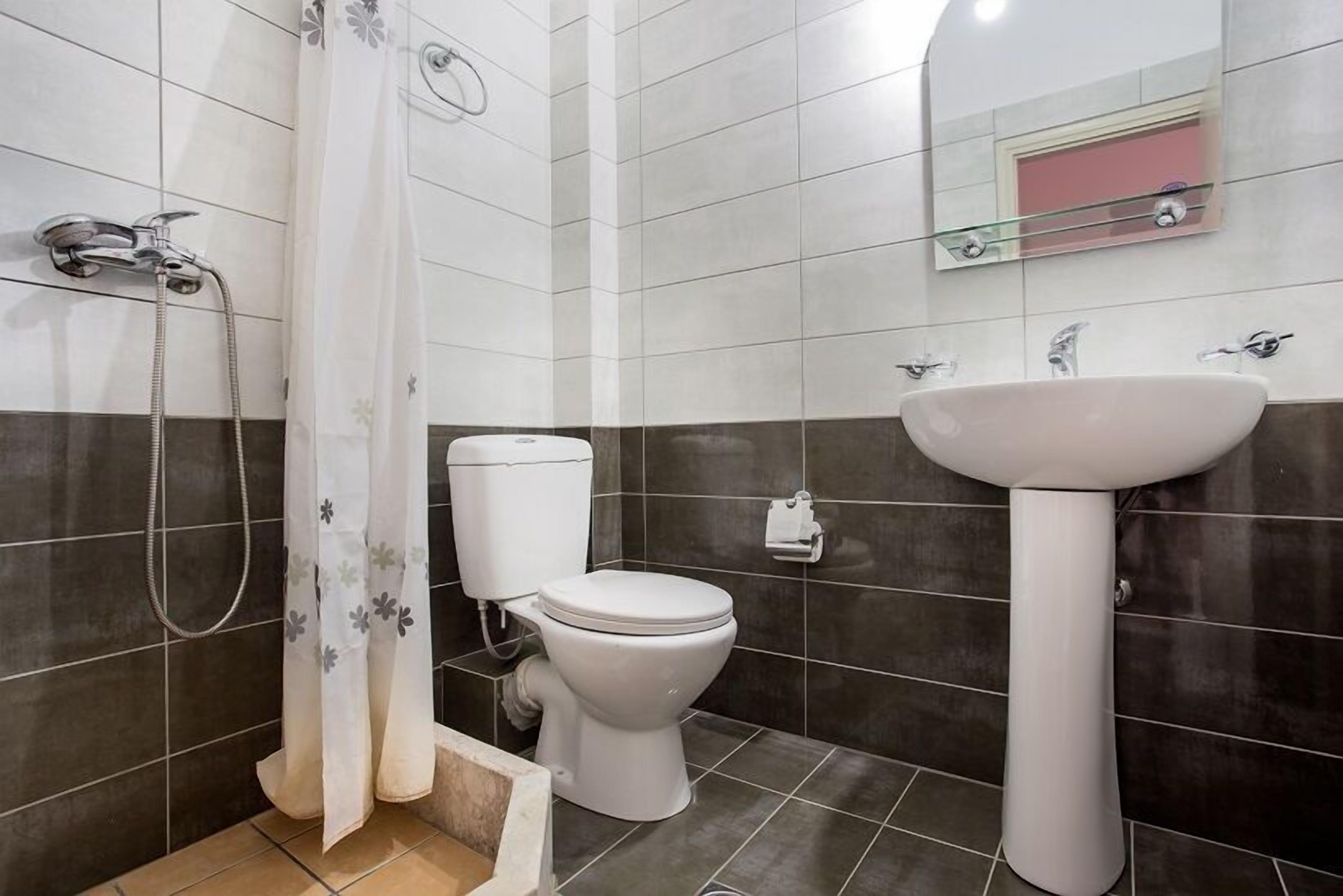 standard double room | bathroom | shower, towels