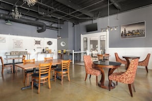 Café da manhã com buffet grátis todos os dias
