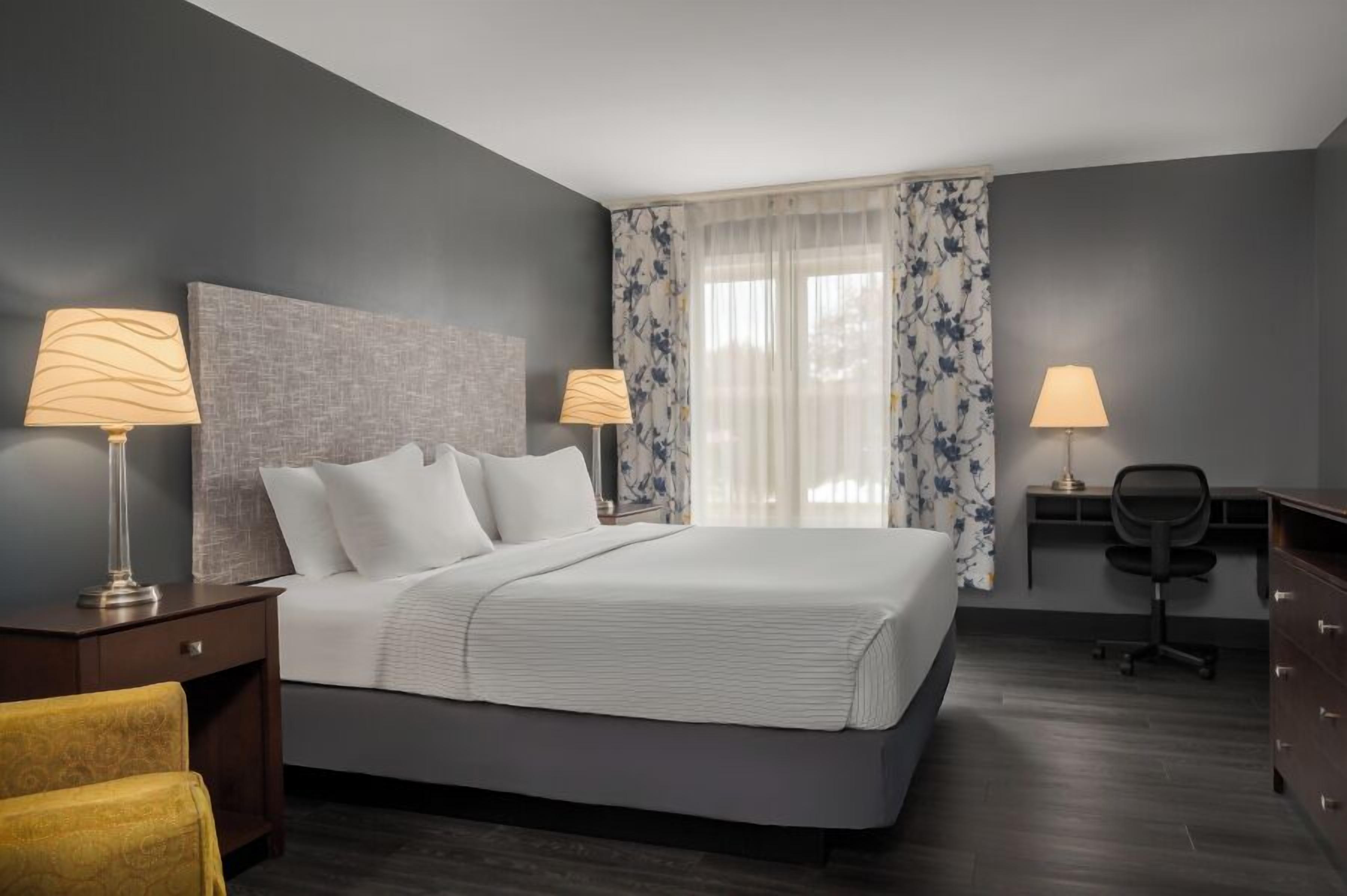 Standard-huone, 1 suuri parisänky | Ylelliset vuodevaatteet, työpöytä