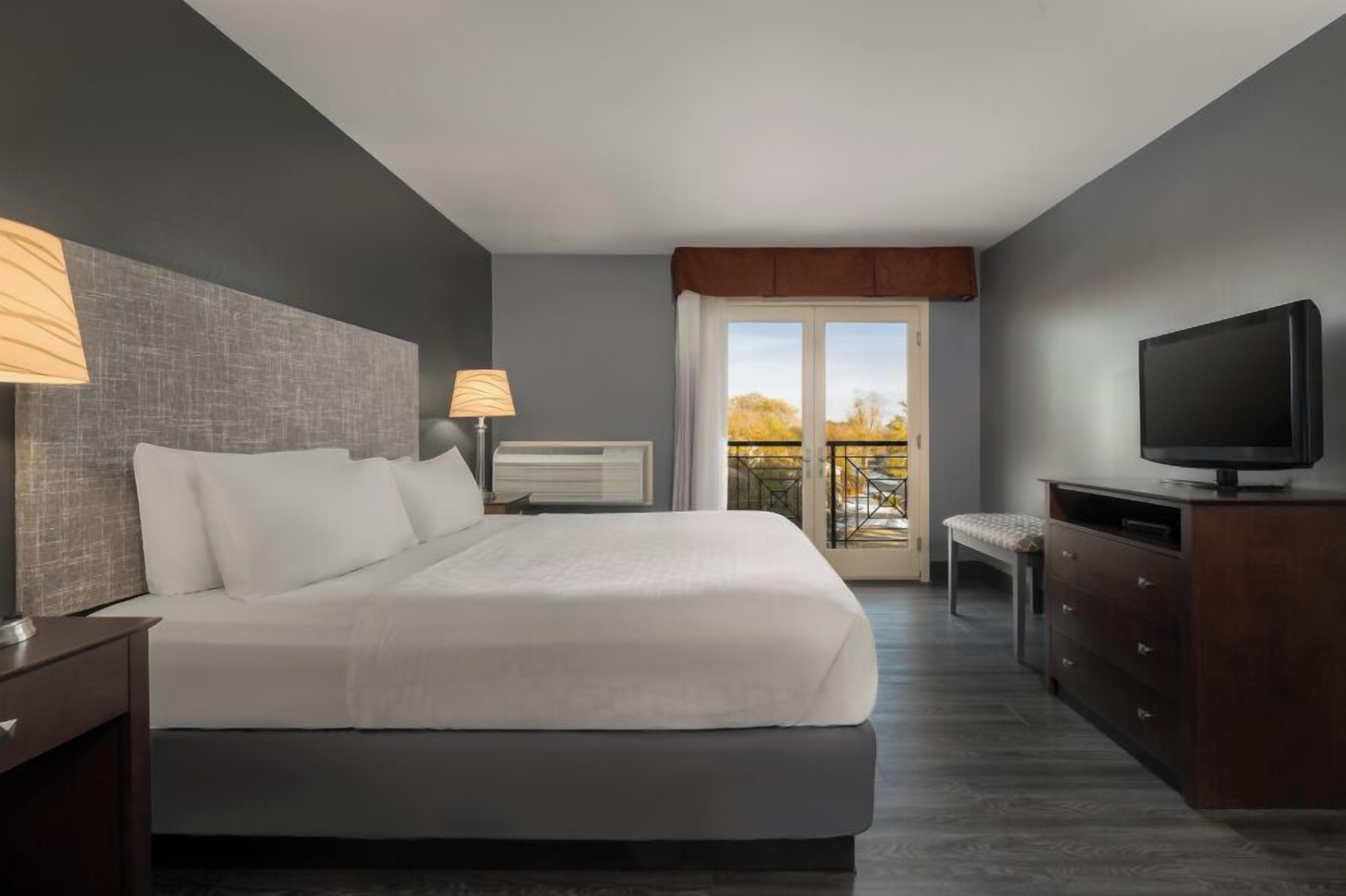 Huone, 1 suuri parisänky, parveke | Ylelliset vuodevaatteet, työpöytä