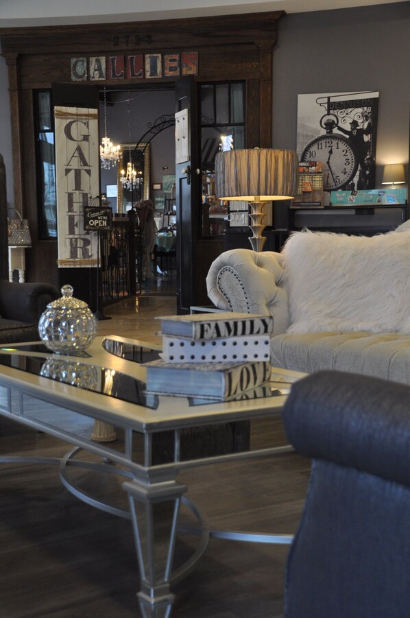 Lobby sitting area - The Inn on Sheridan (Zion)