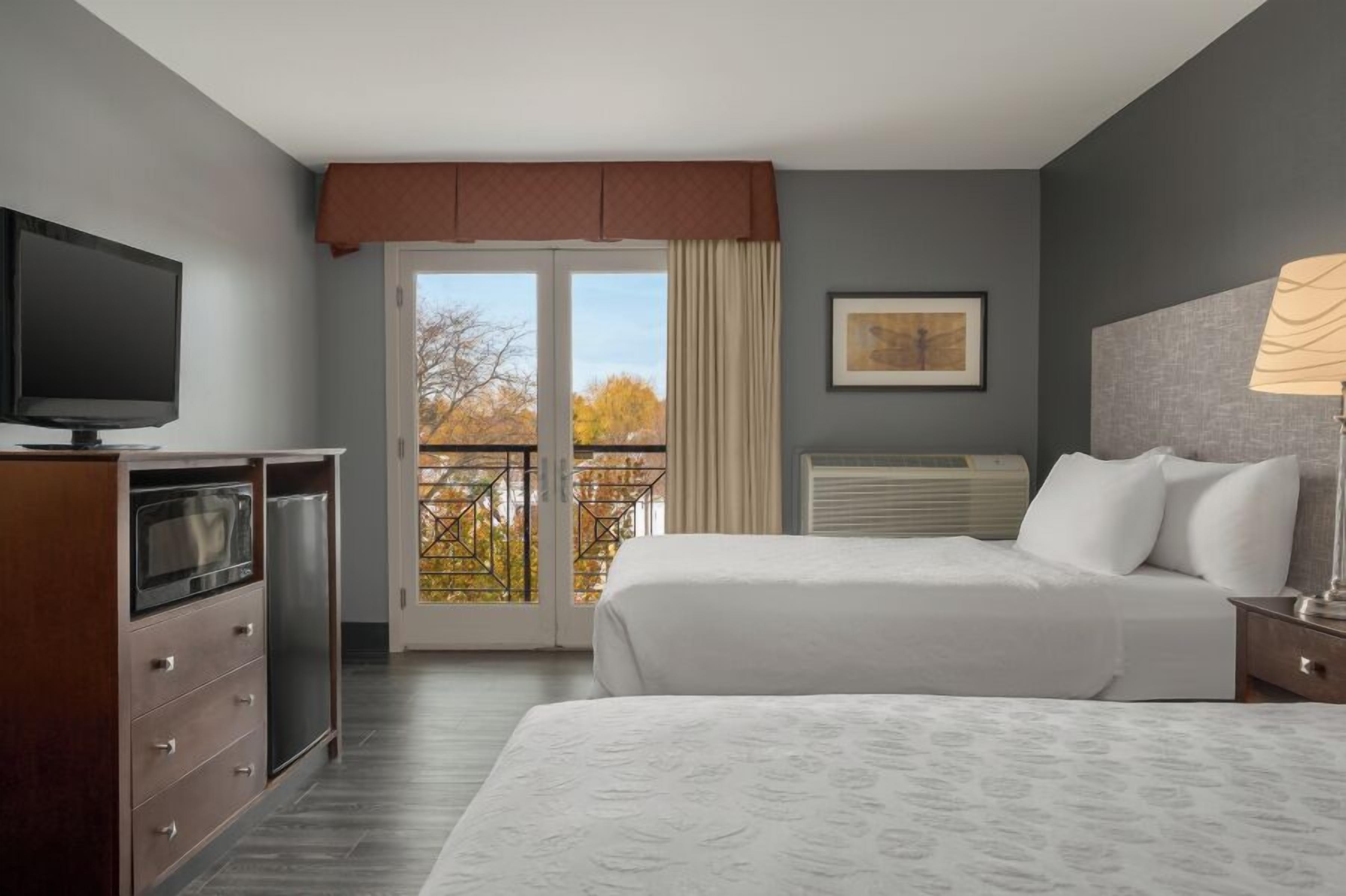 Huone, 2 keskisuurta parisänkyä, parveke | Ylelliset vuodevaatteet, työpöytä