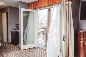 Premium bedding, desk, laptop workspace, blackout curtains - The Inn on Sheridan (Zion)