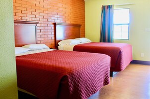 Escritorio, sistema de insonorización, wifi gratis y ropa de cama 