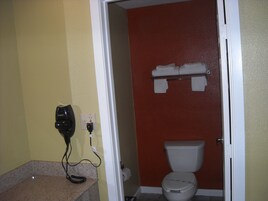 Bañera con ducha, secador de pelo, toallas
