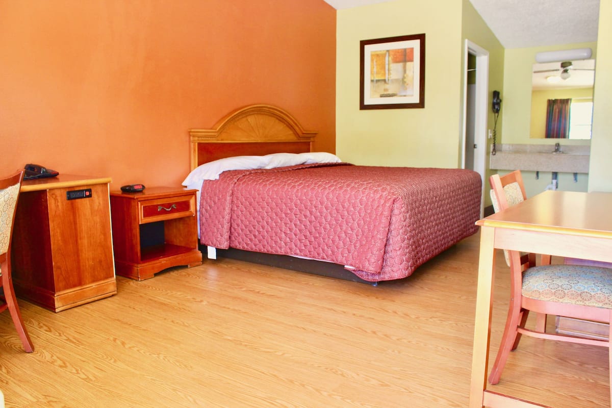 Escritorio, sistema de insonorización, wifi gratis y ropa de cama