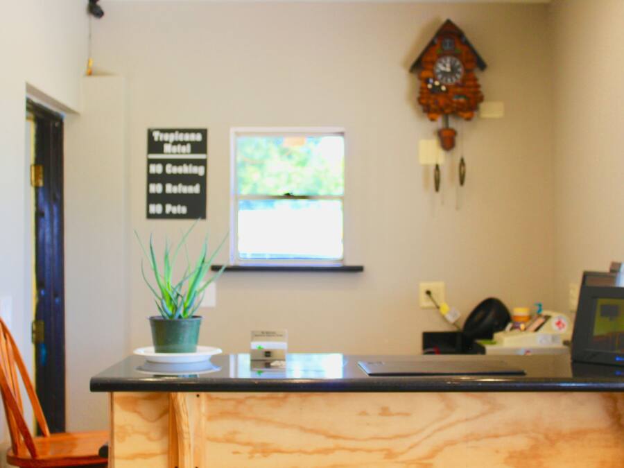 Check-in/check-out kiosk