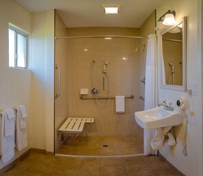 Zimmer, 1 King-Bett, barrierefrei, Nichtraucher | Badezimmer | Dusche, kostenlose Toilettenartikel, Haartrockner, Handtücher