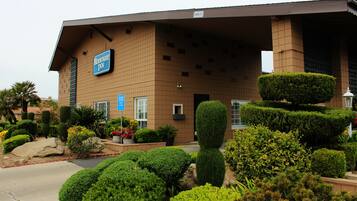 Vista frontal de la propiedad