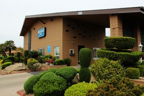 Front of property - Rodeway Inn Near University-Gateway to Yosemite (Merced)