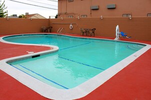 Una piscina al aire libre de temporada