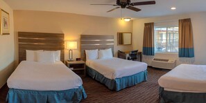 Desk, soundproofing, cots/infant beds, rollaway beds - Rodeway Inn Near University-Gateway to Yosemite (Merced)