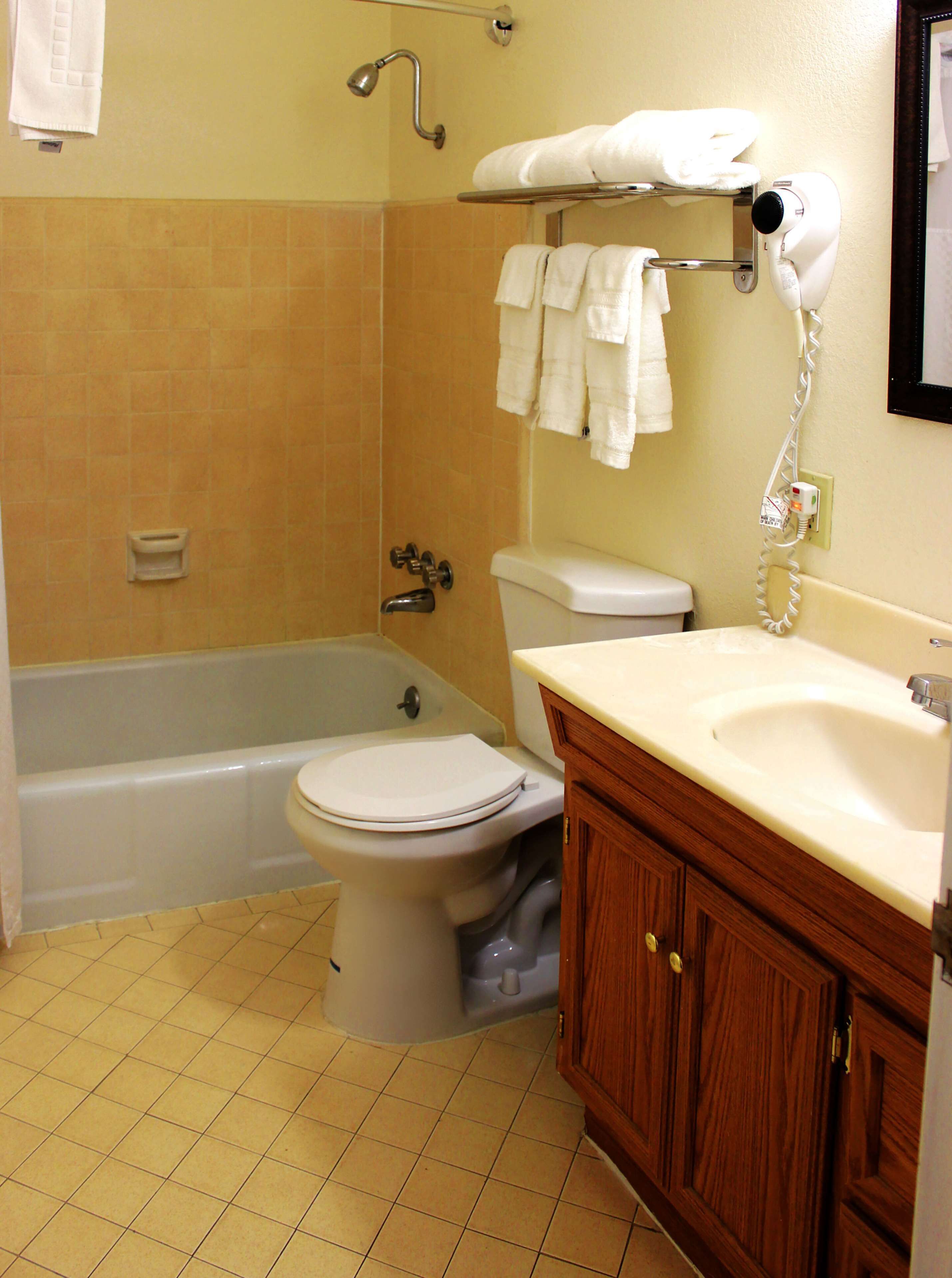 Une salle de bain avec une baignoire, des toilettes et un meuble-lavabo.