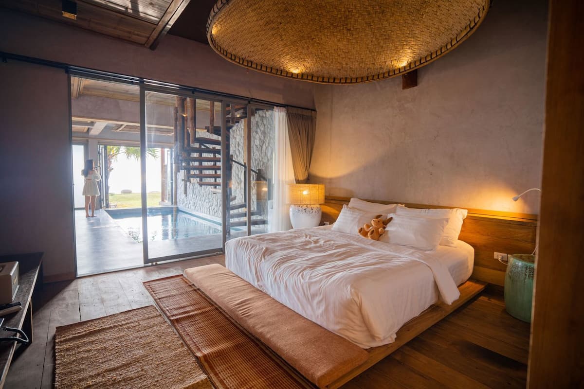 Free minibar, blackout curtains, free WiFi, bed sheets