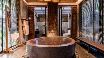 Rice Field Villa | Kamar mandi | Bathtub besar, pancuran hujan, dan perlengkapan mandi gratis