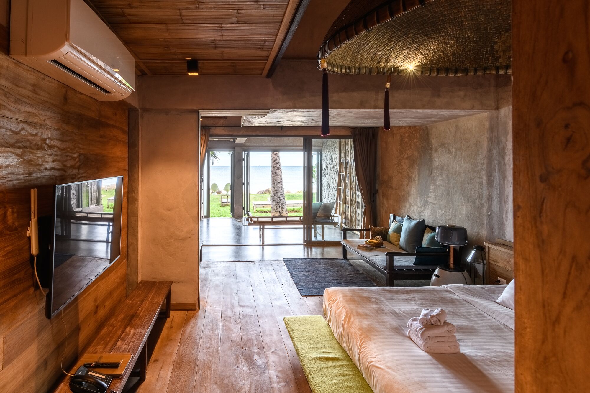 Free minibar, blackout curtains, free WiFi, bed sheets