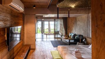 Free minibar, blackout curtains, free WiFi, bed sheets