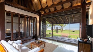 Beachfront Villa with Plunge Pool | Utsikt mot havet/stranden