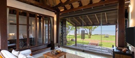 Beachfront Villa with Plunge Pool | Utsikt mot strand/hav