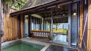 Beachfront Villa with Plunge Pool | Ókeypis drykkir á míníbar, myrkratjöld/-gardínur