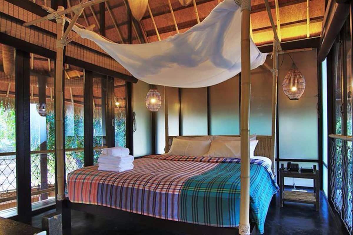 Free minibar, blackout curtains, free WiFi, bed sheets