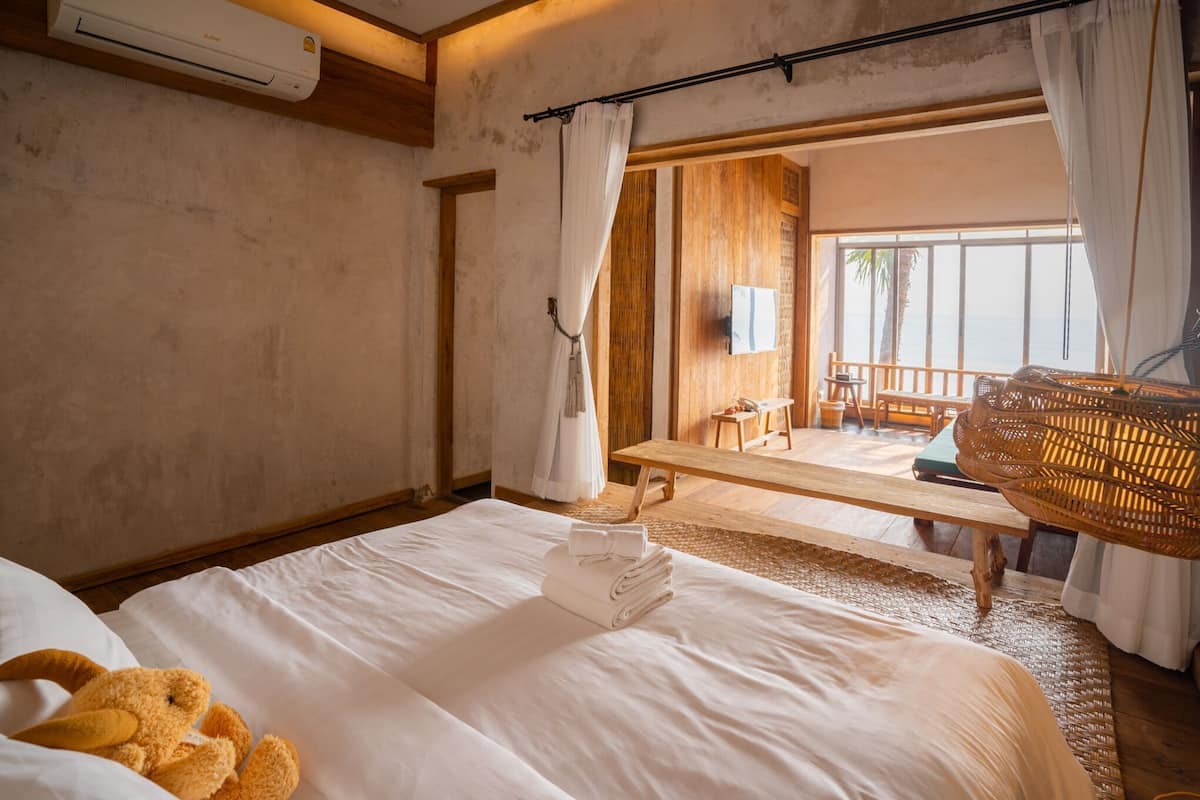 Free minibar, blackout curtains, free WiFi, bed sheets