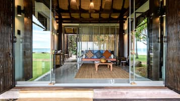 Beachfront Villa with Plunge Pool | Área de sala de estar | Smart TV de 40 pulgadas con canales por cable y televisión