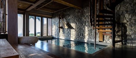 Duplex 2BR Beachfront Suite with Indoor Pool | Gratis produkter i minibar, mörkläggningsgardiner och gratis wi-fi