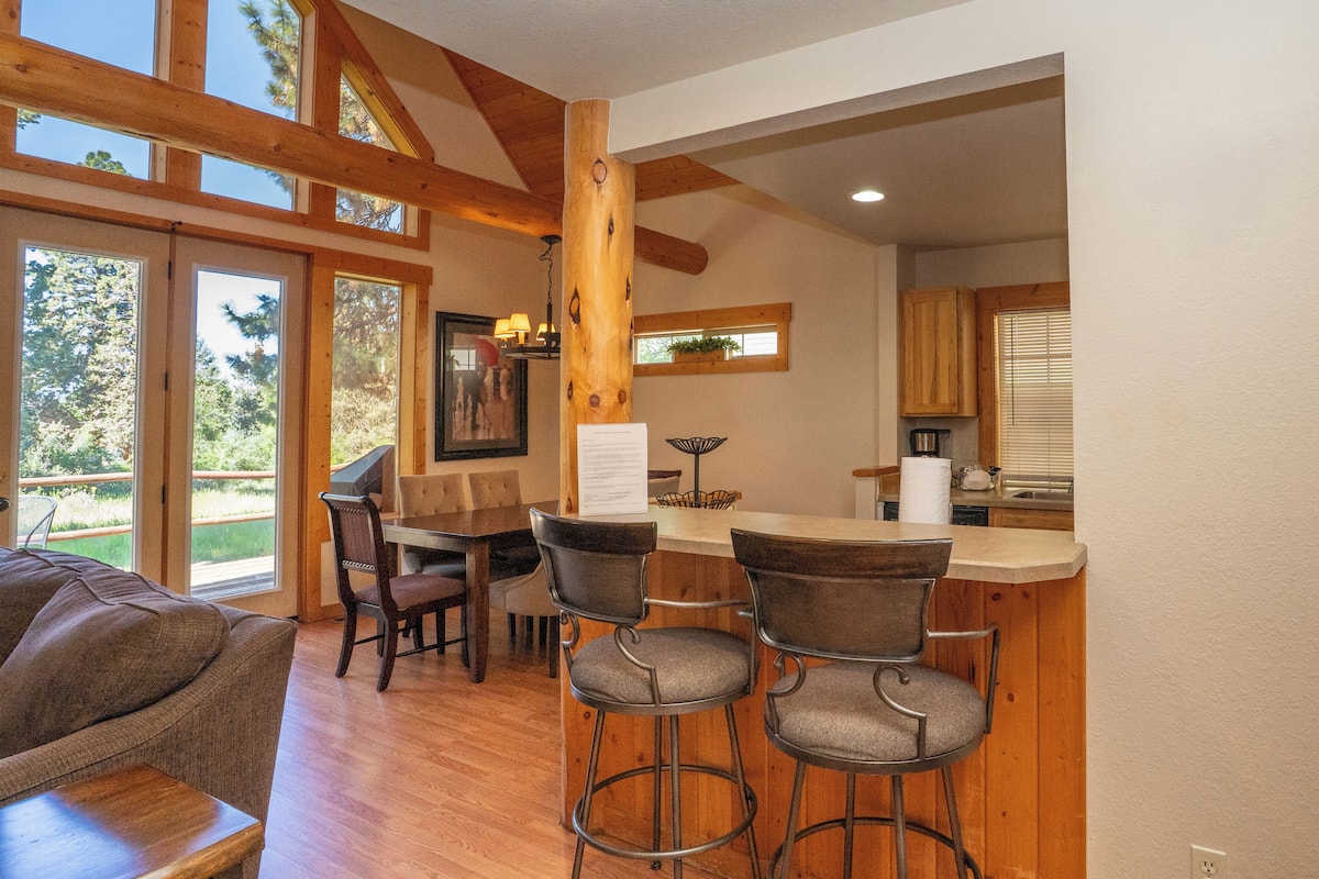 3 Bedroom Chalet located in Pelican Springs | Desk, iron/ironing board, bed sheets