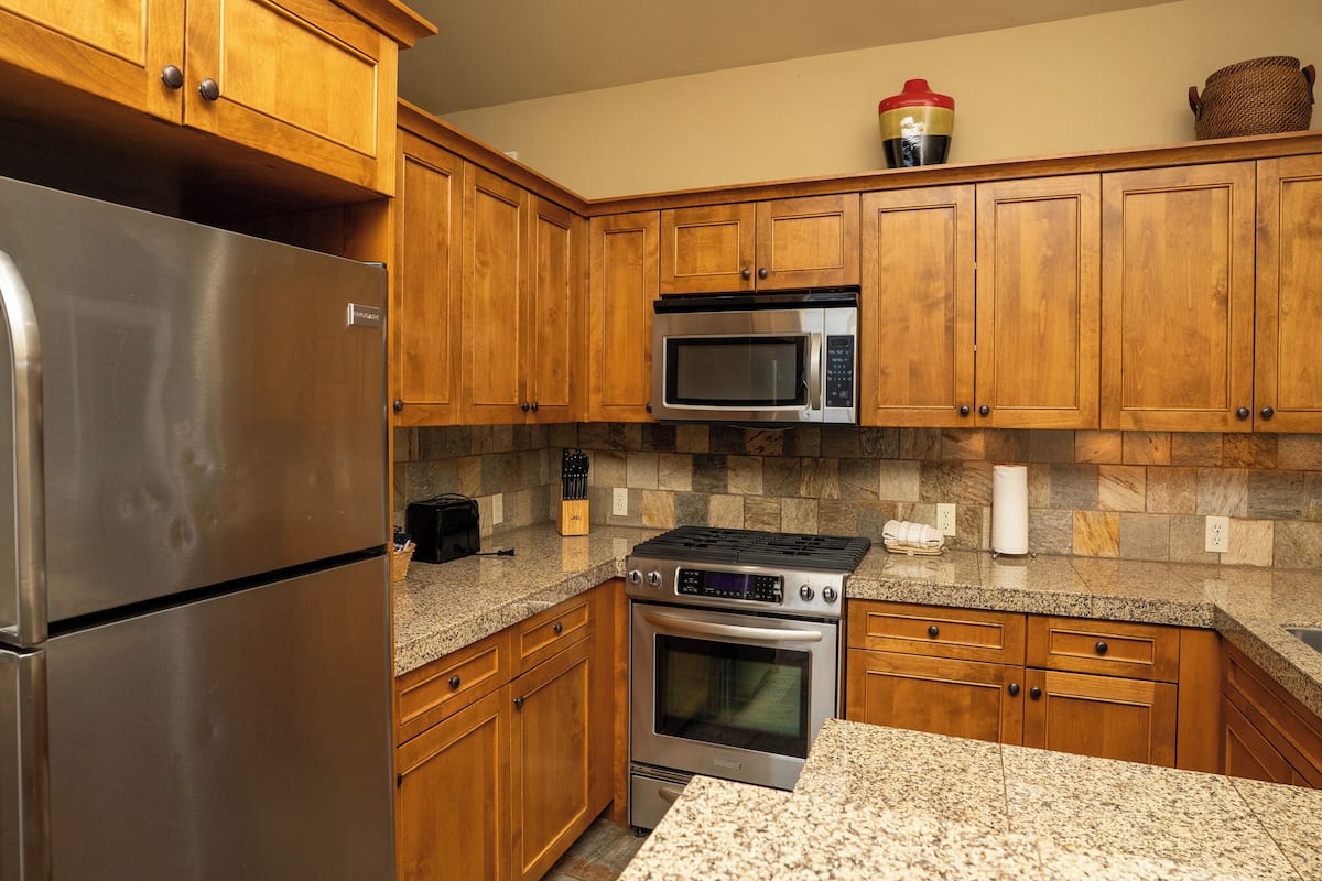 2 Bedroom Villa located in Aspen Run | Desk, iron/ironing board, bed sheets