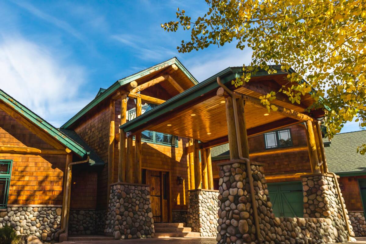 Deluxe kamer, meerdere bedden (9 Bedroom Custom Vacation Home) | Een bureau, een strijkplank/strijkijzer, beddengoed