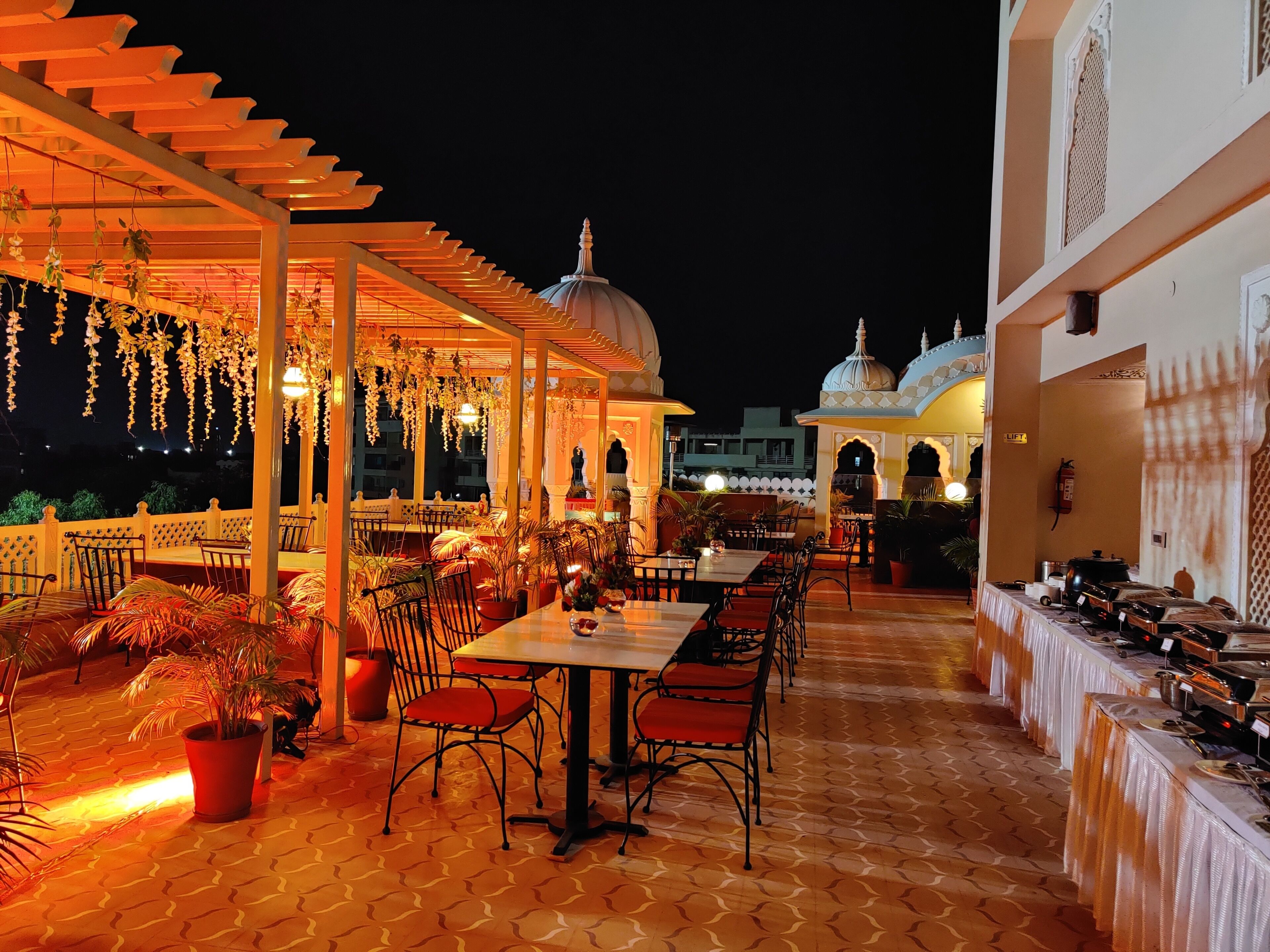 2 restaurantes, se sirve desayuno 