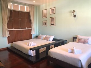 Premium bedding, free minibar, in-room safe, blackout curtains - Feung Nakorn Balcony Rooms and Cafe (Bangkok)