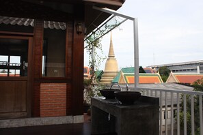 Family Room, Shared Bathroom | Pemandangan dari bilik