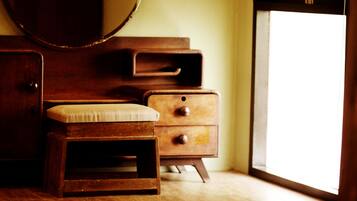 Een houten dressoir met lades en een spiegel.