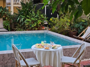 Piscine extérieure, chaises longues