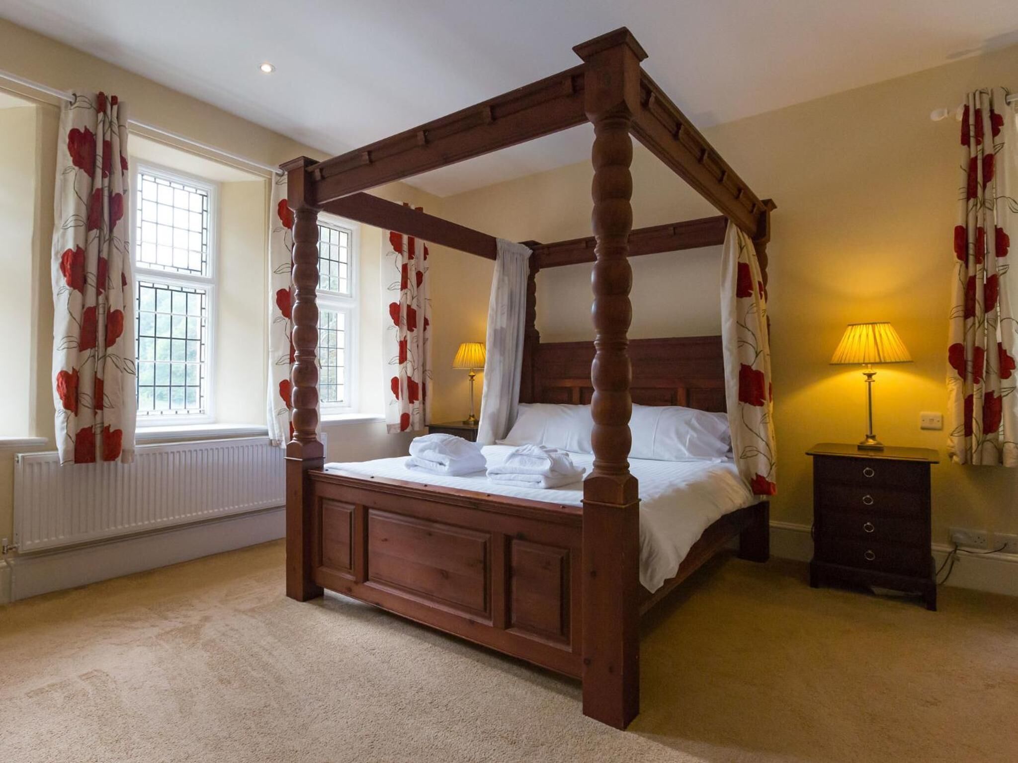 Tabla de planchar con plancha, wifi gratis y ropa de cama 