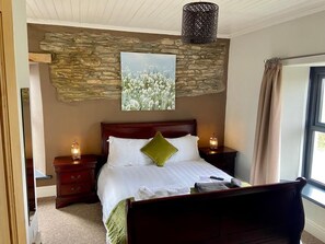 Habitación doble estándar, baño en la habitación | Ropa de cama hipoalergénica y tabla de planchar con plancha
