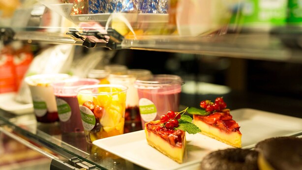 Una mesa de postres con diversos dulces y bebidas.