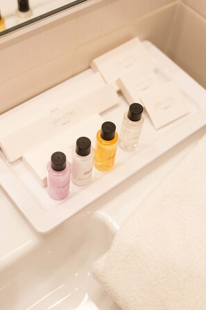 Chambre Supérieure | Salle de bain | Douche, sèche-cheveux, bidet, serviettes fournies