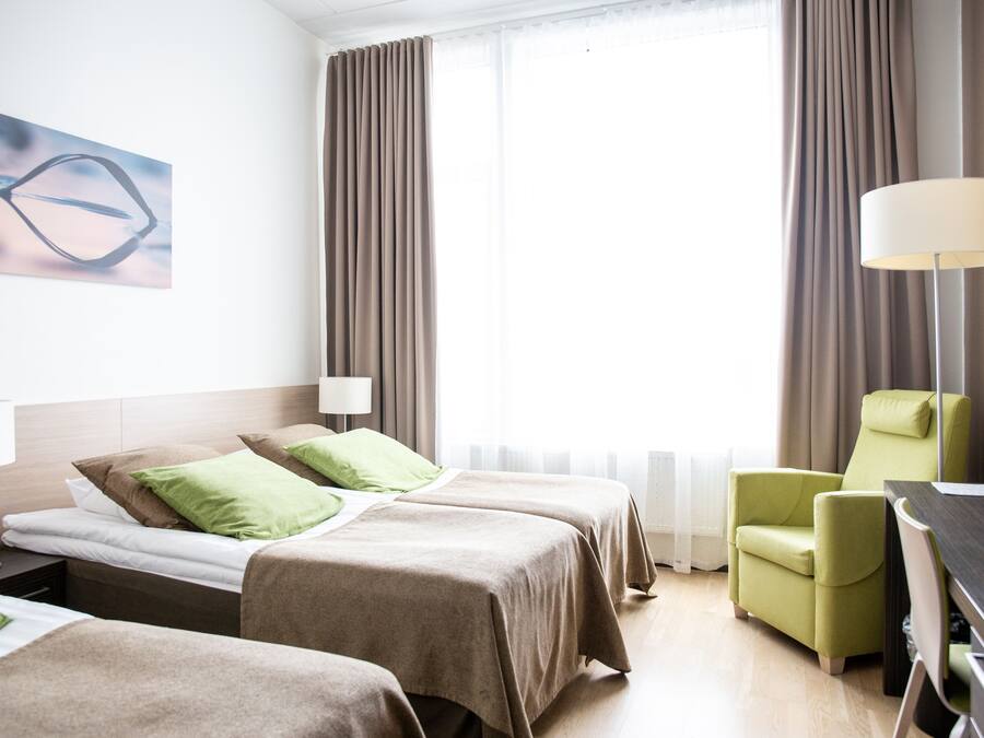Habitación triple básica | Escritorio, espacio para trabajar con un portátil, cortinas opacas