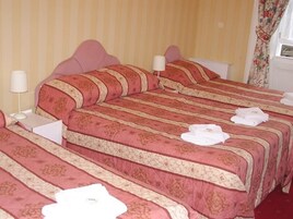 Süit, Banyolu/Duşlu (1 Double & 2 Single Beds)