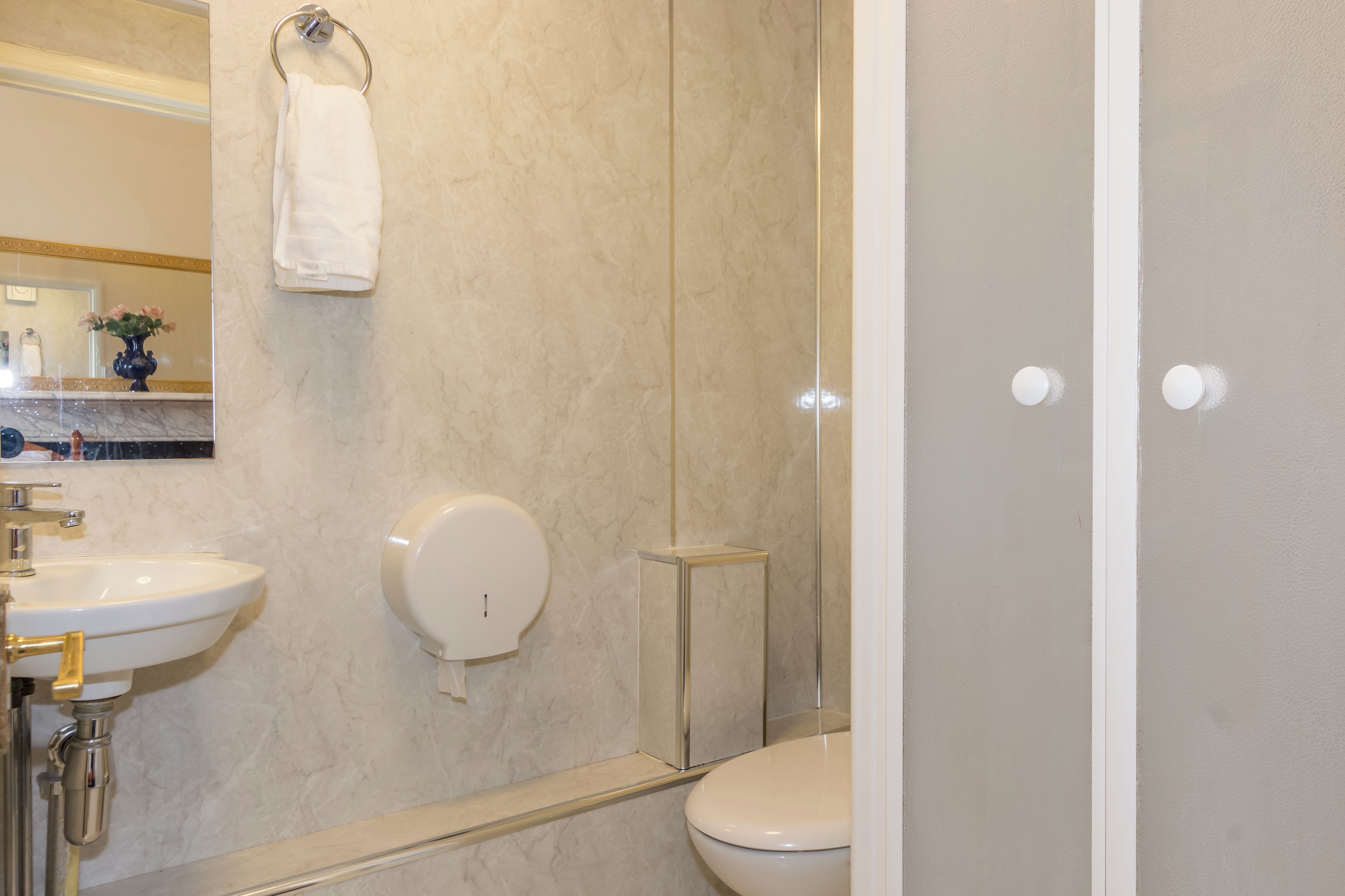 Suite, Ensuite (1 Double & 4 Single Beds) | Bathroom